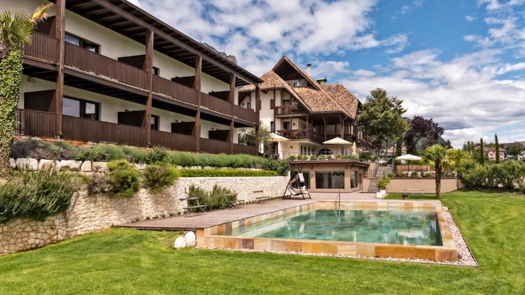 a house with a swimming pool in a yard at Die Sonne in Kaltern in Caldaro