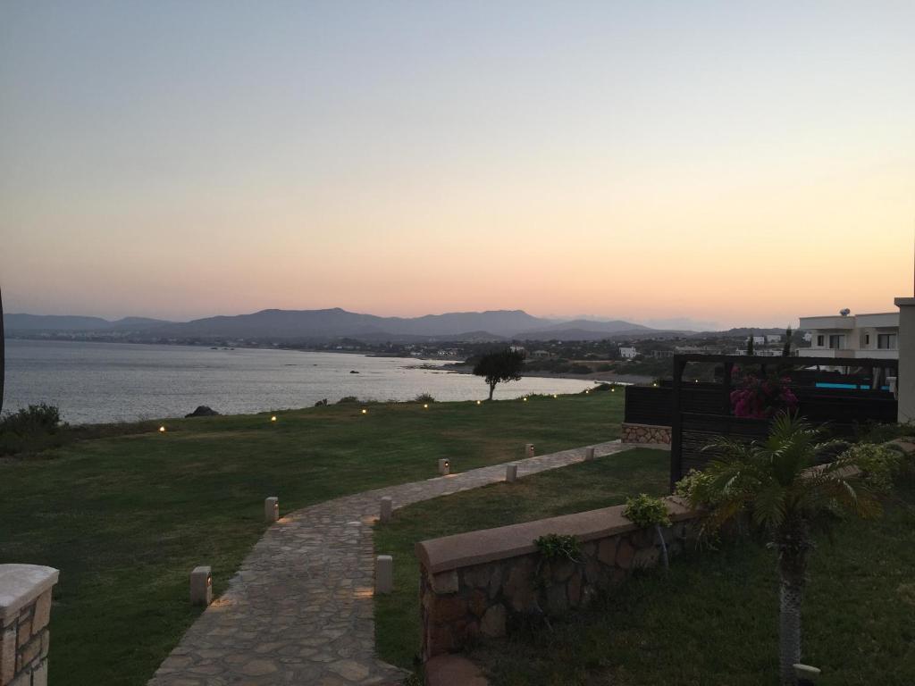 vista su una cassa d'acqua con un edificio di Al Mare Villas a Kiotari