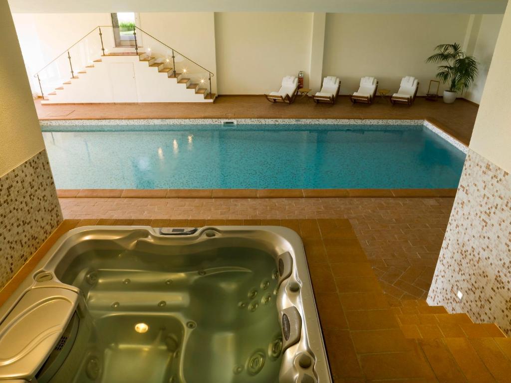 Bazén v ubytování Hotel Le Fontanelle nebo v jeho okolí