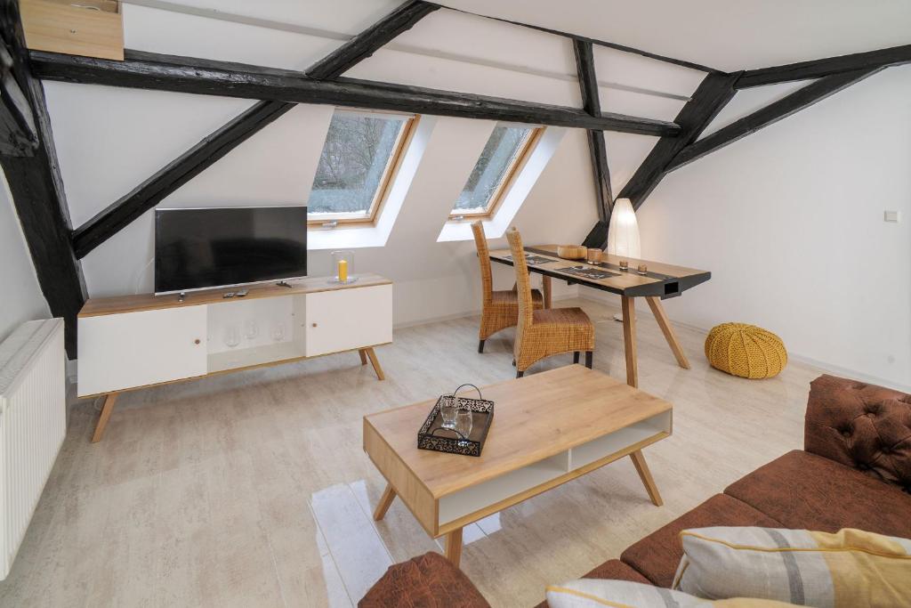 TV a/nebo společenská místnost v ubytování Designpension Traumschloss Hotel Garni