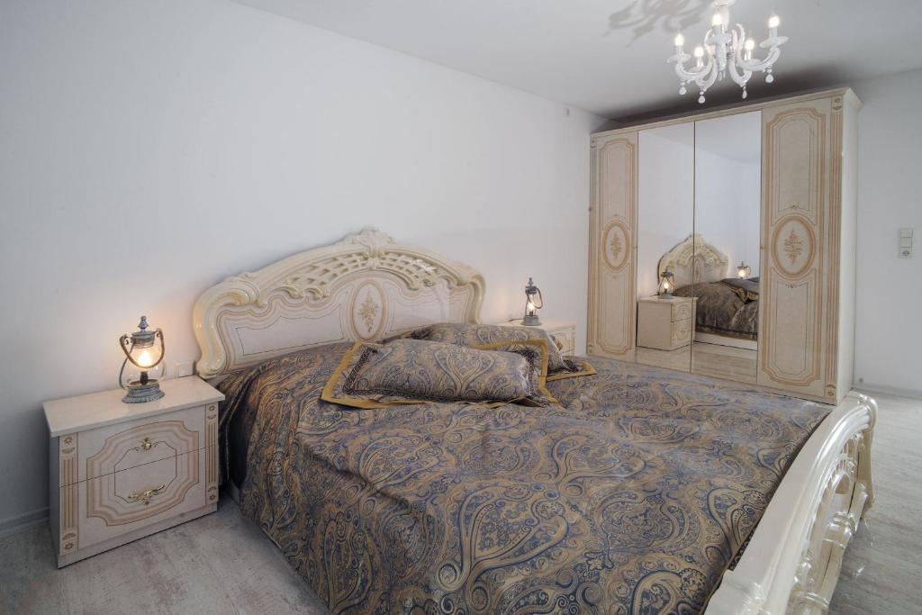 Postel nebo postele na pokoji v ubytování Designpension Traumschloss Hotel Garni