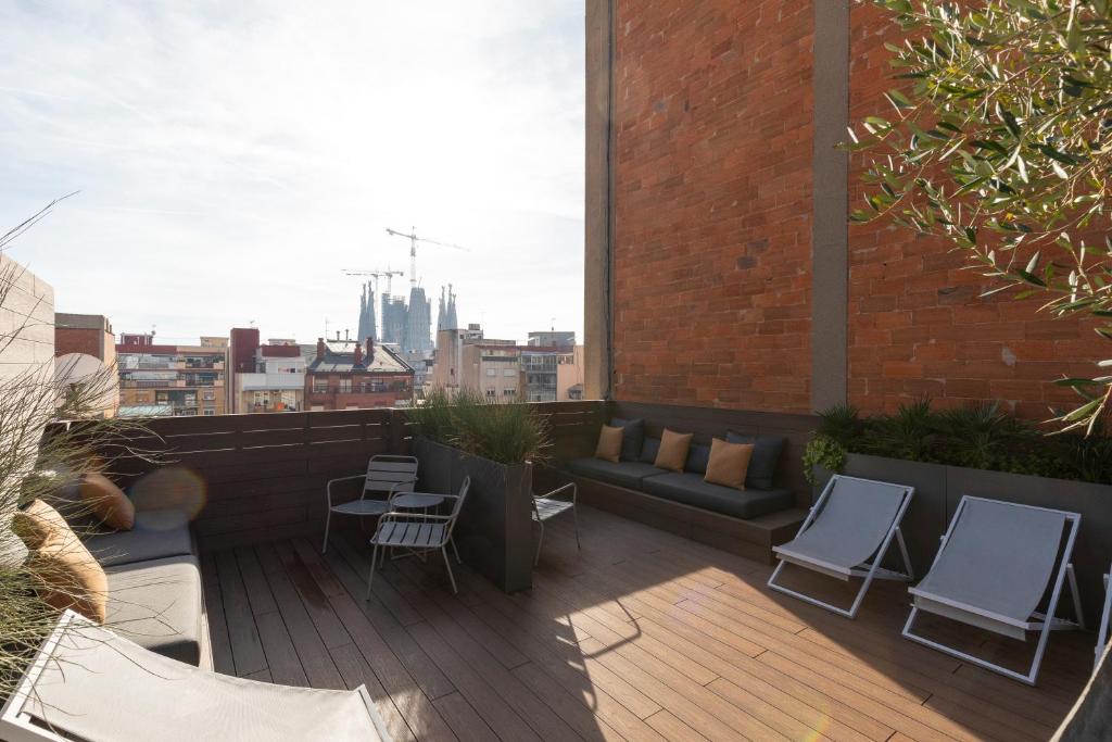 A balcony or terrace at Aspasios Sagrada Familia Apartments