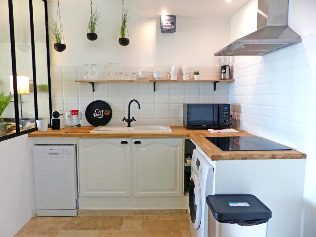 Kuchyň nebo kuchyňský kout v ubytování LA BOHEME, résidence de 5 appartements avec piscine, vue océan, Petite Ile