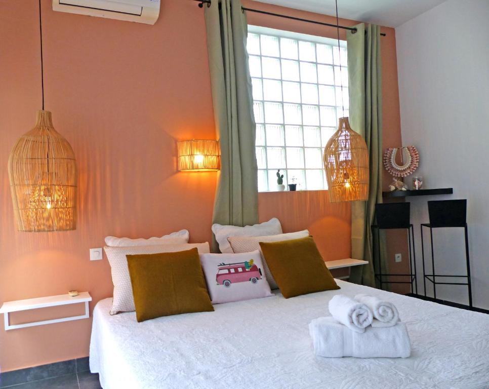 Postel nebo postele na pokoji v ubytování LA BOHEME, résidence de 5 appartements avec piscine, vue océan, Petite Ile