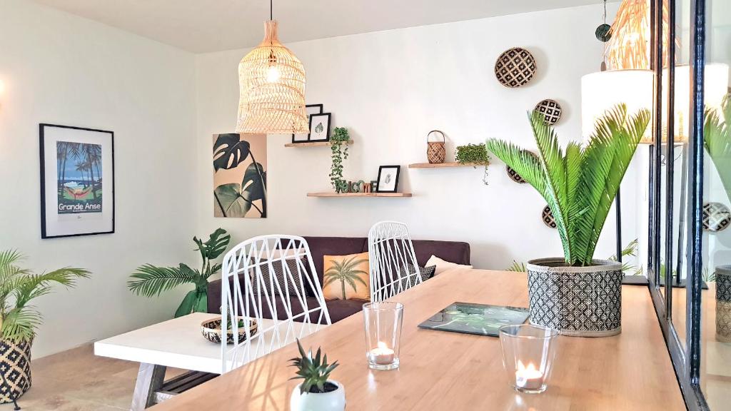 Posezení v ubytování LA BOHEME, résidence de 5 appartements avec piscine, vue océan, Petite Ile