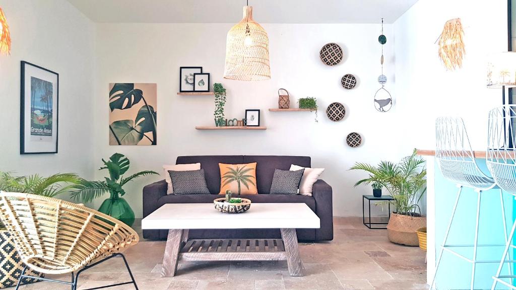 Posezení v ubytování LA BOHEME, résidence de 5 appartements avec piscine, vue océan, Petite Ile
