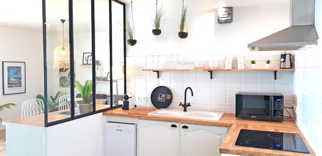 Kuchyň nebo kuchyňský kout v ubytování LA BOHEME, résidence de 5 appartements avec piscine, vue océan, Petite Ile