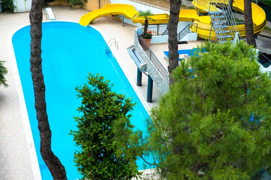 Bazén v ubytování Hotel Fabrizio nebo v jeho okolí