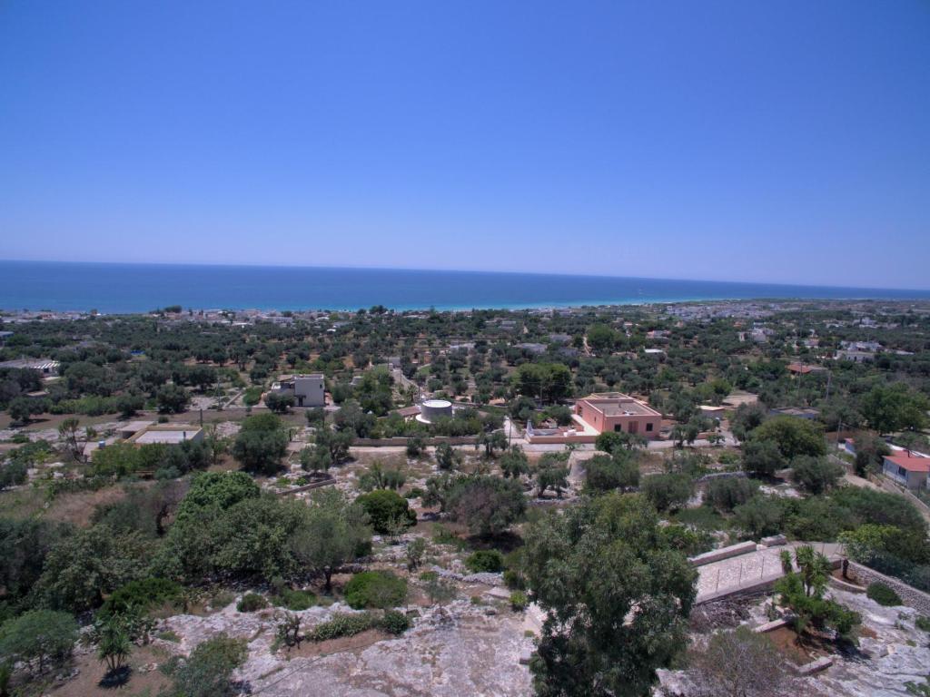 een luchtzicht op een stad met de oceaan op de achtergrond bij Bellevue in Marina di Pescoluse