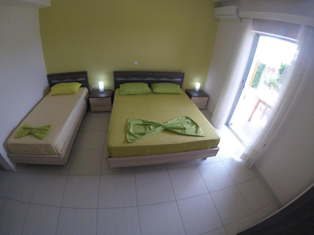 Postel nebo postele na pokoji v ubytování Riviera Rooms
