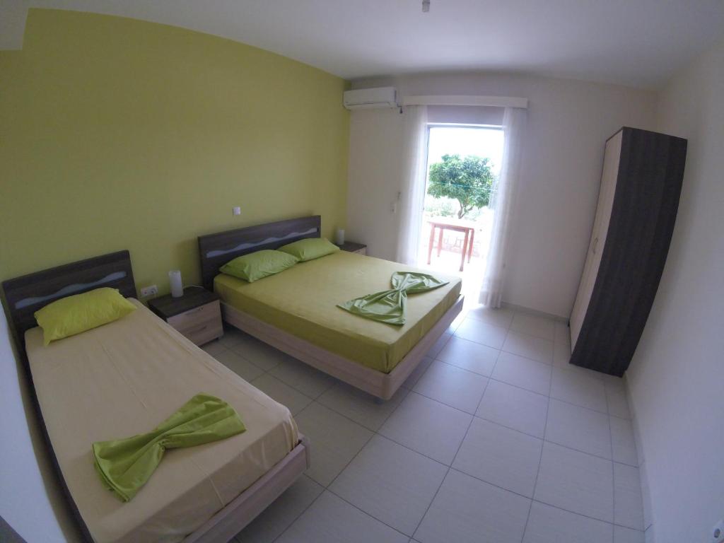 Postel nebo postele na pokoji v ubytování Riviera Rooms