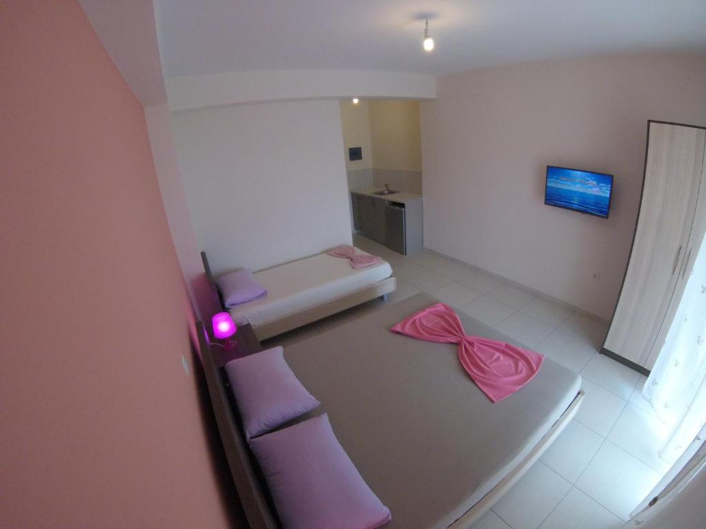 TV a/nebo společenská místnost v ubytování Riviera Rooms