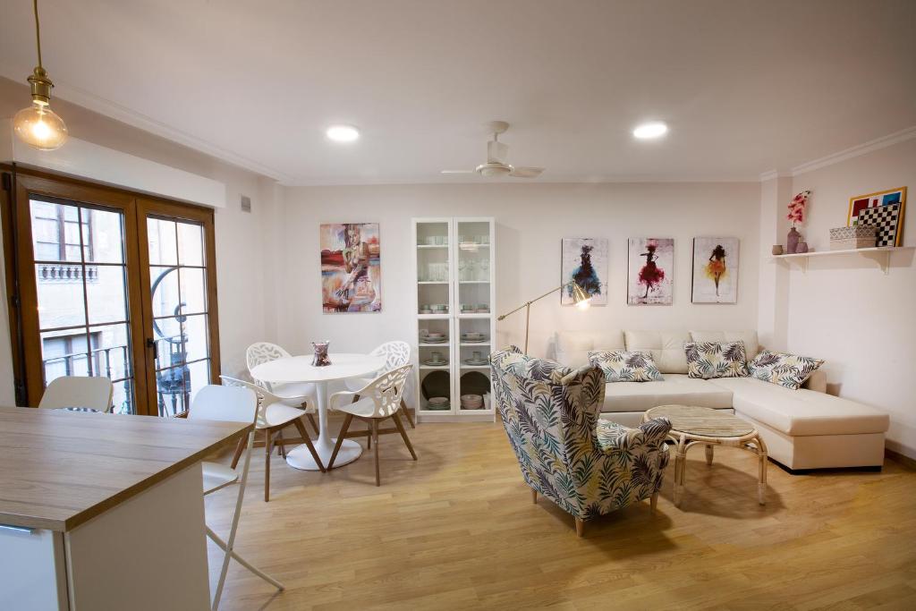 een woonkamer met een bank en een tafel bij APARTAMENTO CAPRICHOS ARANDA in Aranda de Duero