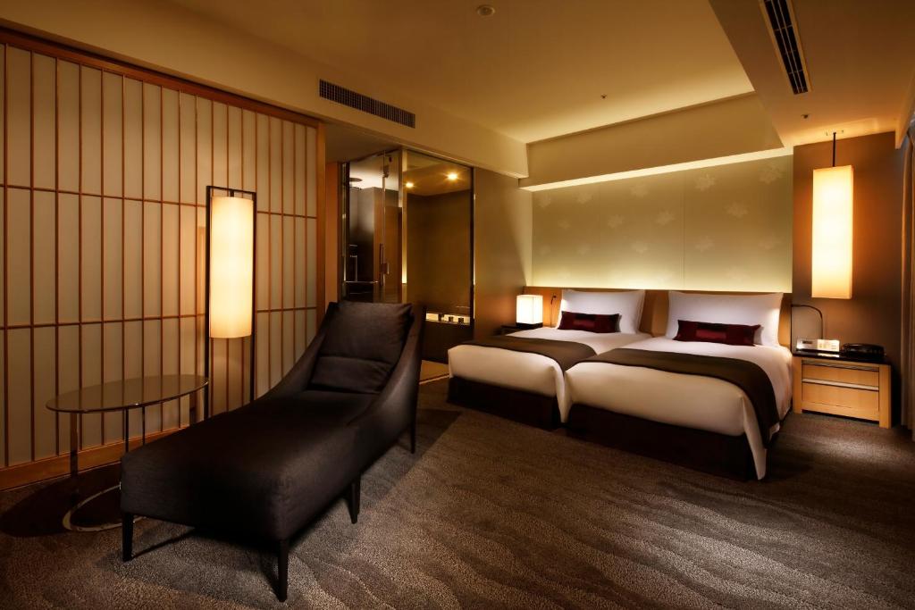 Postel nebo postele na pokoji v ubytování The Capitol Hotel Tokyu