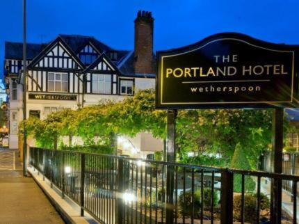 una señal para el hotel Portland frente a un edificio en The Portland Hotel Wetherspoon, en Chesterfield