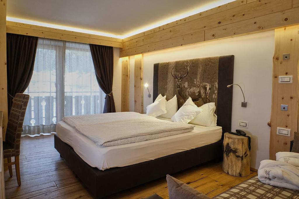 Postel nebo postele na pokoji v ubytování Cimon Dolomites Hotel
