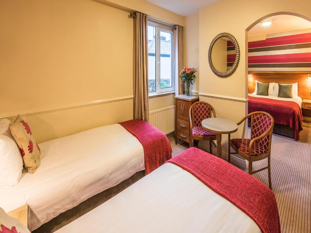 Postel nebo postele na pokoji v ubytování Clew Bay Hotel
