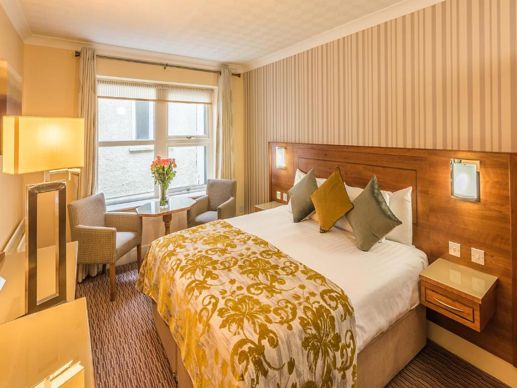 Postel nebo postele na pokoji v ubytování Clew Bay Hotel
