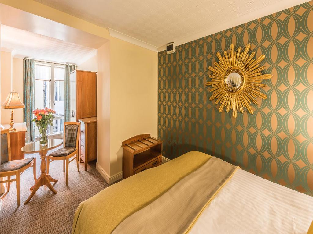 Postel nebo postele na pokoji v ubytování Clew Bay Hotel