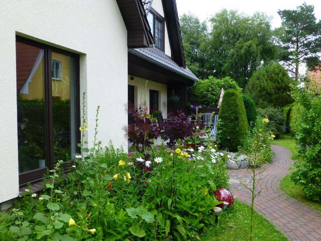 un jardín frente a una casa con flores en Seepferdchen, en Zingst