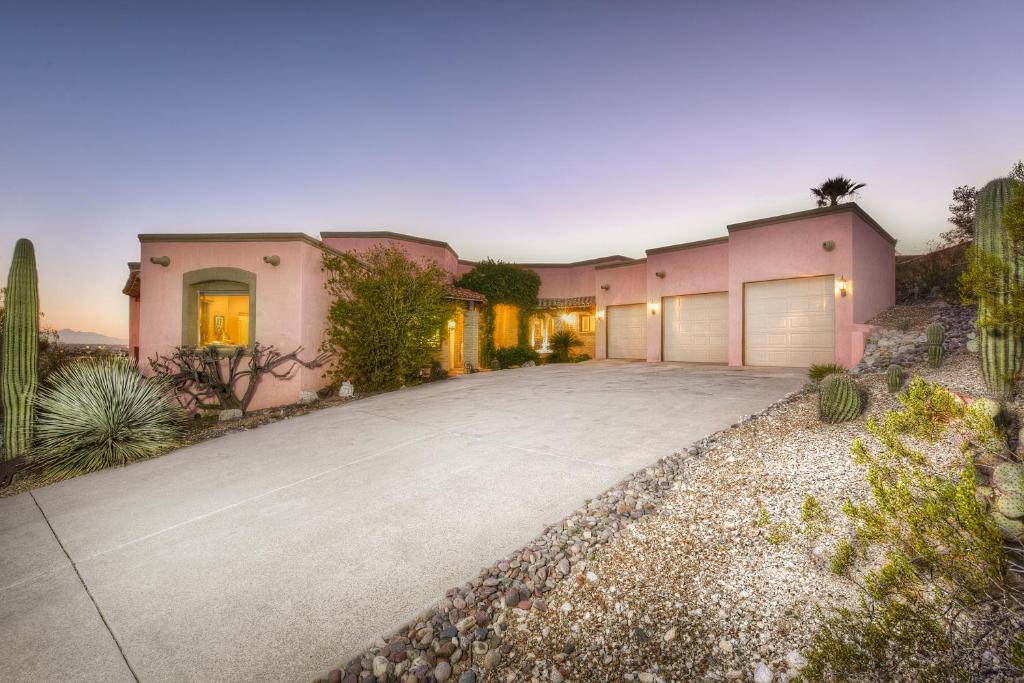 une maison rose avec allée dans l'établissement Camino Antonio, à Tucson