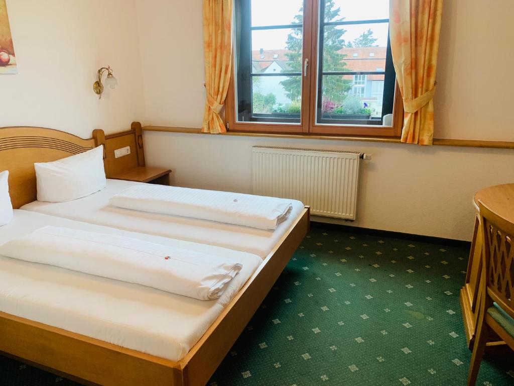 Postel nebo postele na pokoji v ubytování Hotel Ochsen