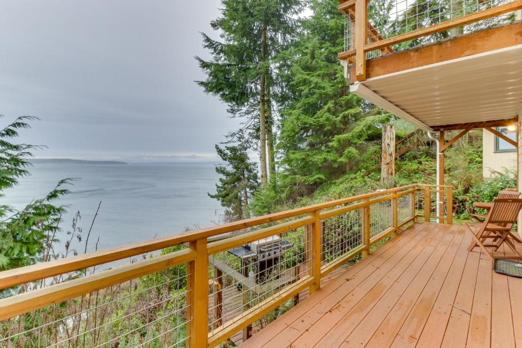 una terrazza in legno con vista sull'oceano di The Cabin at Oak Bay a Port Ludlow