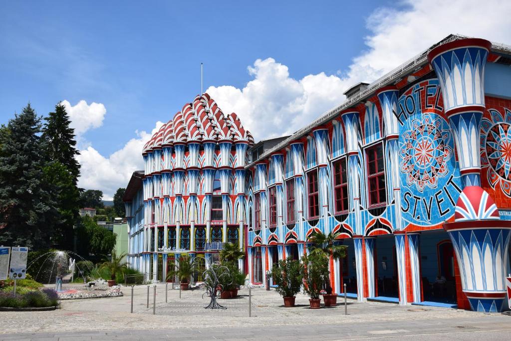 - un grand bâtiment bleu et blanc dans l'établissement Hotel Fuchspalast, à Sankt Veit an der Glan