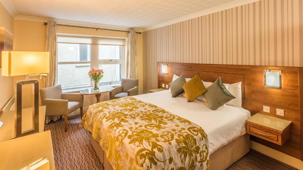 Postel nebo postele na pokoji v ubytování Clew Bay Hotel