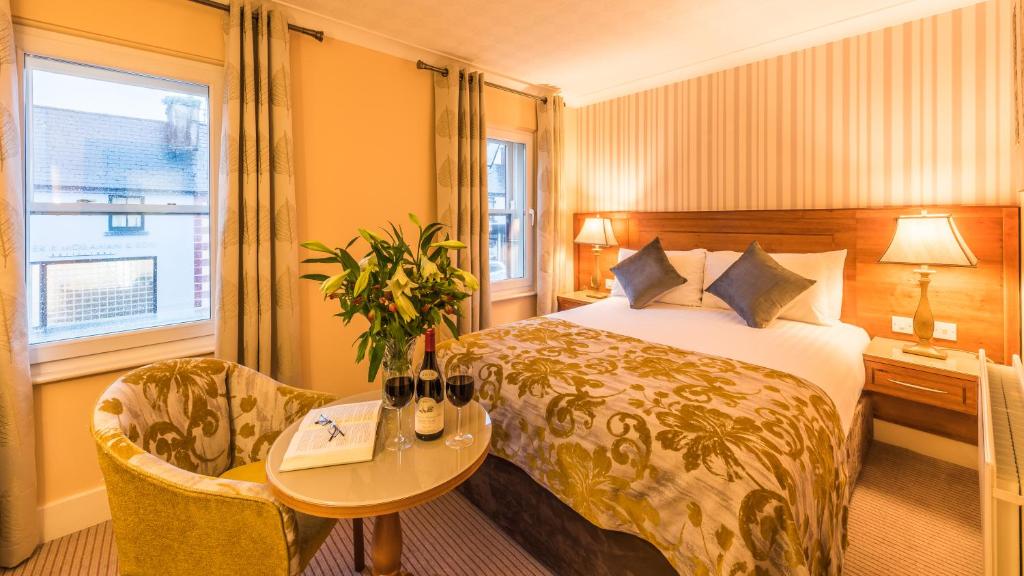Postel nebo postele na pokoji v ubytování Clew Bay Hotel