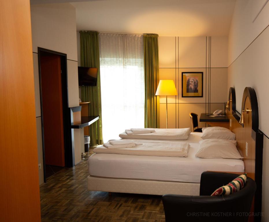 Postel nebo postele na pokoji v ubytování Hotel Fuchspalast