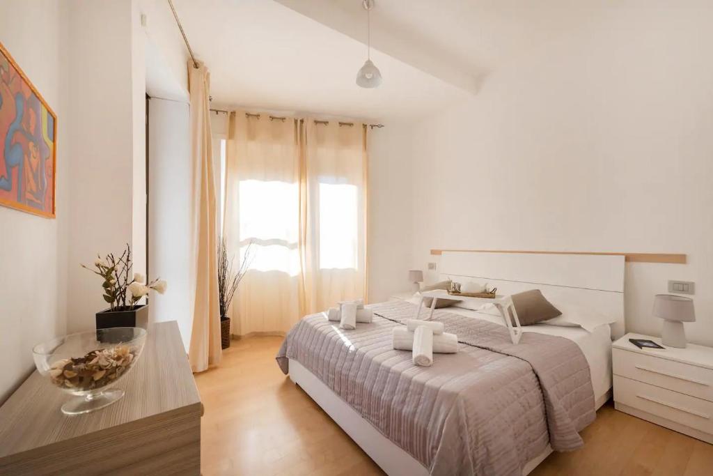 biała sypialnia z dużym łóżkiem i stołem w obiekcie World Wide Bed San Giovanni w Rzymie