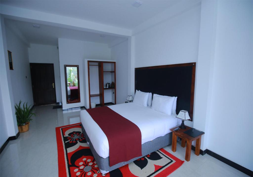 a bedroom with a large white bed in a room at Ella Silloam in Ella