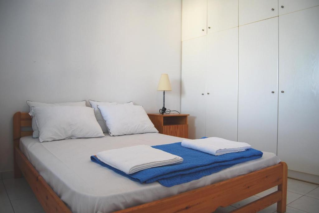 a bedroom with a bed with two towels on it at BAY VIEW STUDIO in Megas Yialos-Nites