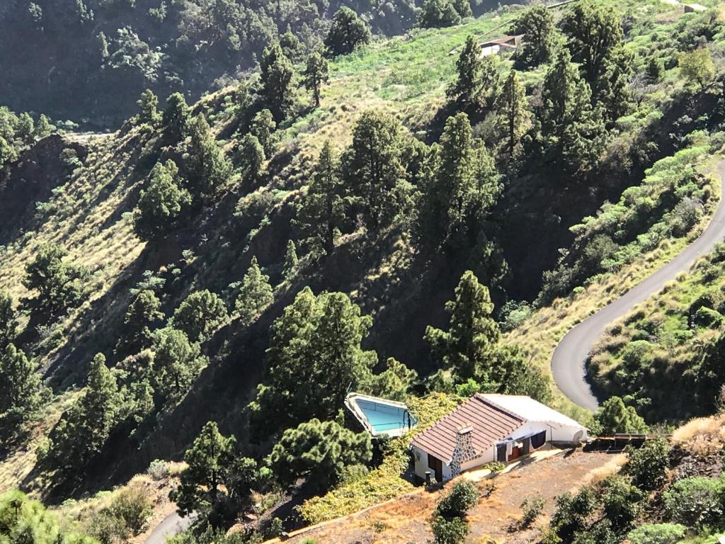 ein Haus an der Seite eines Berges mit einer Straße in der Unterkunft Villa de Taburiente in El Paso