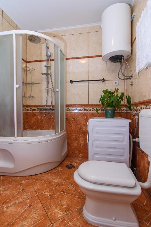 Kúpeľňa v ubytovaní Villa Lado with private pool near Split