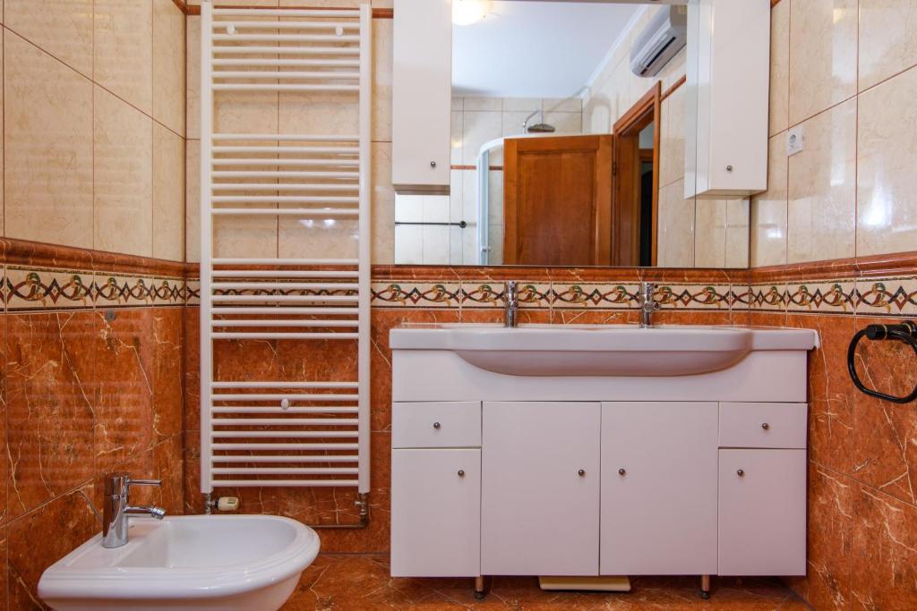 Kúpeľňa v ubytovaní Villa Lado with private pool near Split
