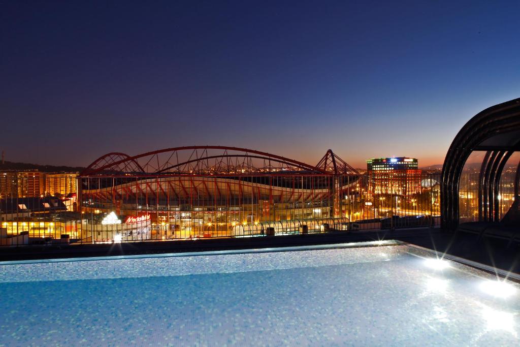 Blick auf eine Brücke über eine Stadt in der Nacht in der Unterkunft Upon Lisbon Prime Residences in Lissabon