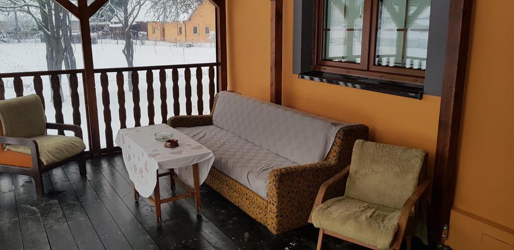 Istumisnurk majutusasutuses Chata Na Kovárně
