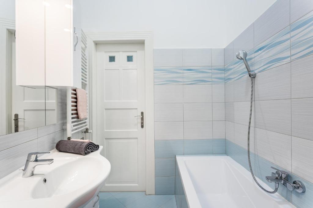 A bathroom at BpR Turquoise Simplicity Apartment
