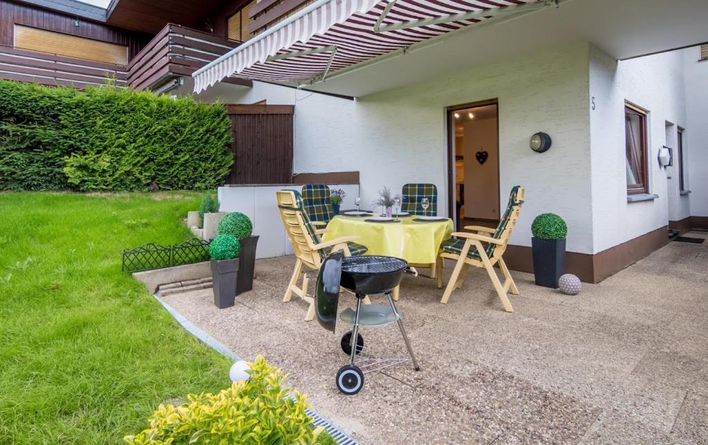 patio con mesa amarilla y sillas en Sauerland-Oase, en Medebach