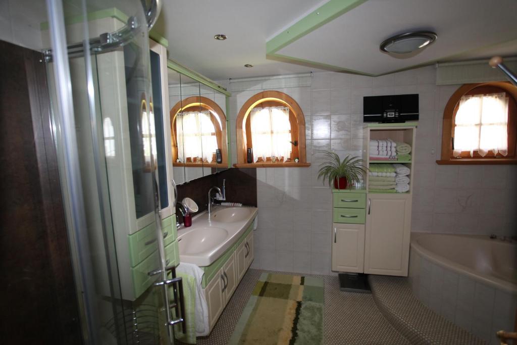 Koupelna v ubytování Landhaus Erlzette