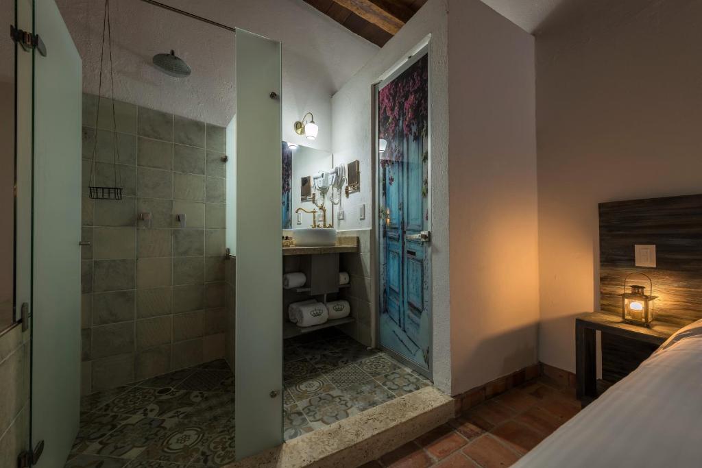 Postel nebo postele na pokoji v ubytování Getsemani Cartagena Hotel