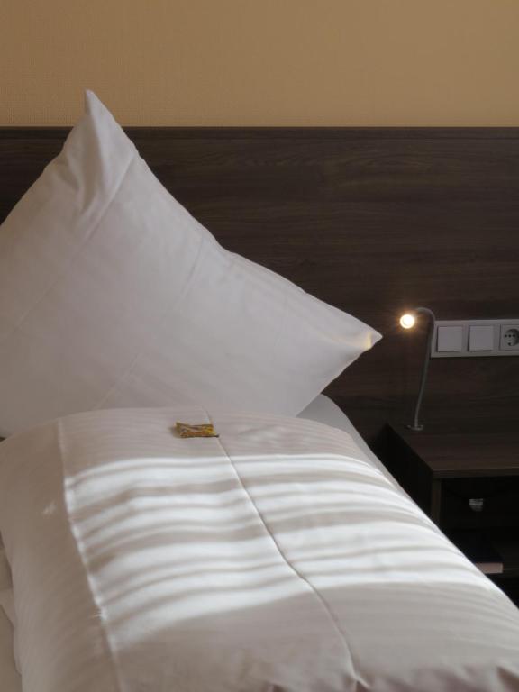 Postel nebo postele na pokoji v ubytování ates Hotel Lampertheim by AURUM