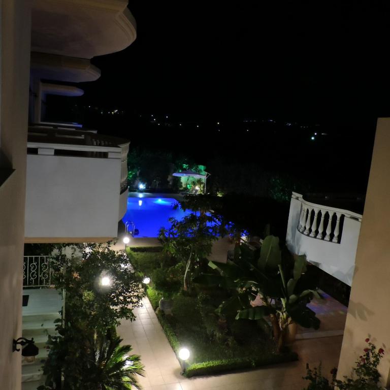 Bazén v ubytovaní Golden Rose Suites alebo v jeho blízkosti