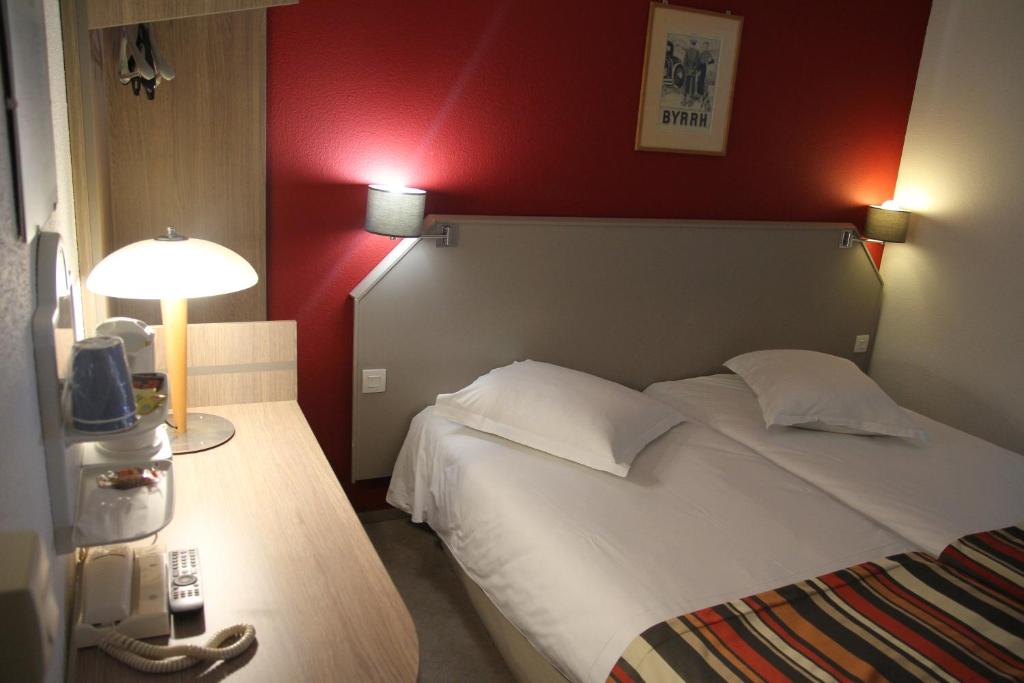 Postel nebo postele na pokoji v ubytování Doubs Hotel - Besançon Ecole Valentin