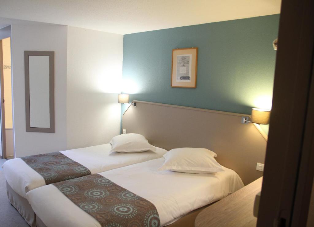 une chambre d'hôtel avec 2 lits et 2 lampes dans l'établissement Doubs Hotel - Besançon Ecole Valentin, à Besançon