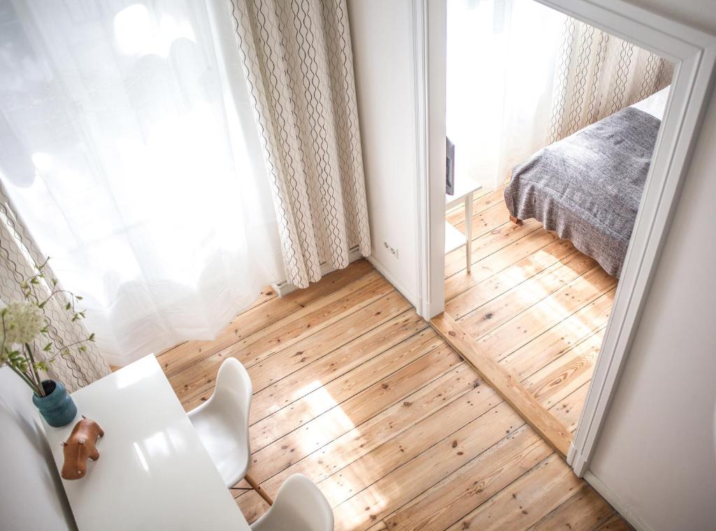 Habitación con vistas a un dormitorio con cama y espejo. en Pension Absolut Berlin, en Berlín