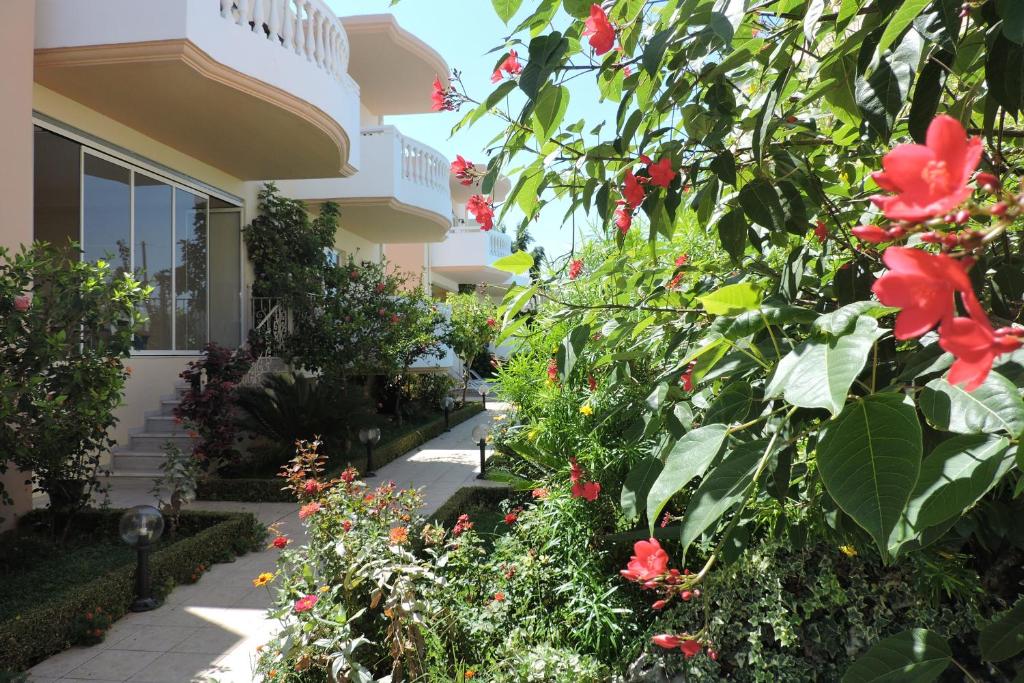 Vonkajšia záhrada v ubytovaní Golden Rose Suites