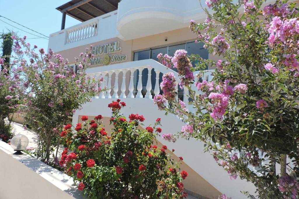 Vonkajšia záhrada v ubytovaní Golden Rose Suites